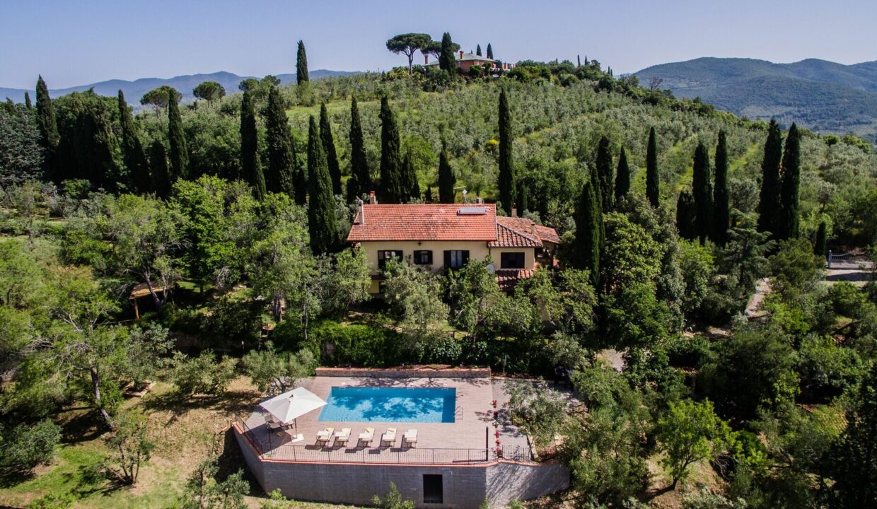 Holiday villa in Tuscany with terrace, parasol and deckchairs overlooking vineyards