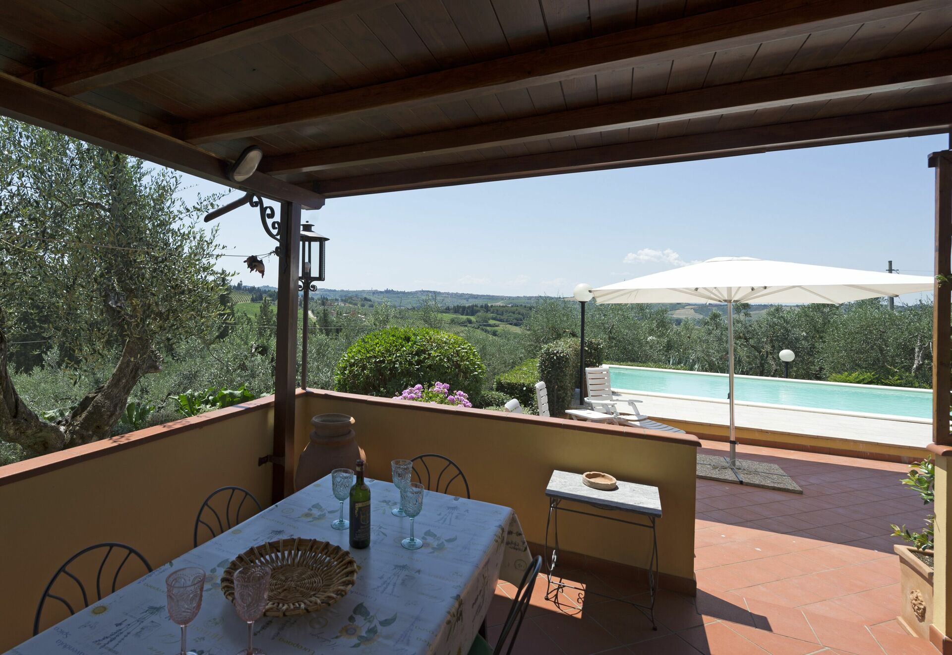 Terras van een appartement in Toscane met uitzicht