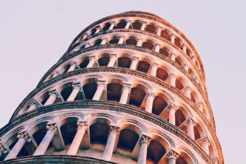 Close-up van de scheve toren van Pisa, een monument om te bezoeken