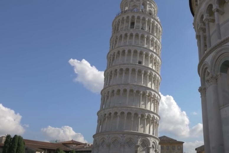 Piekuren voor de Scheve Toren van Pisa in Toscane