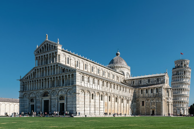 Wachtrijen voor de kathedraal van Maria Hemelvaart en de scheve toren van Pisa