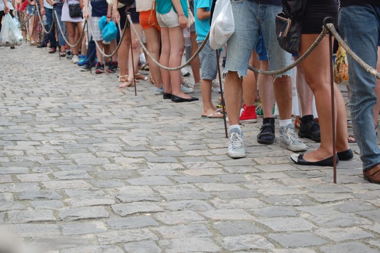 long queue at Pisa ticket office